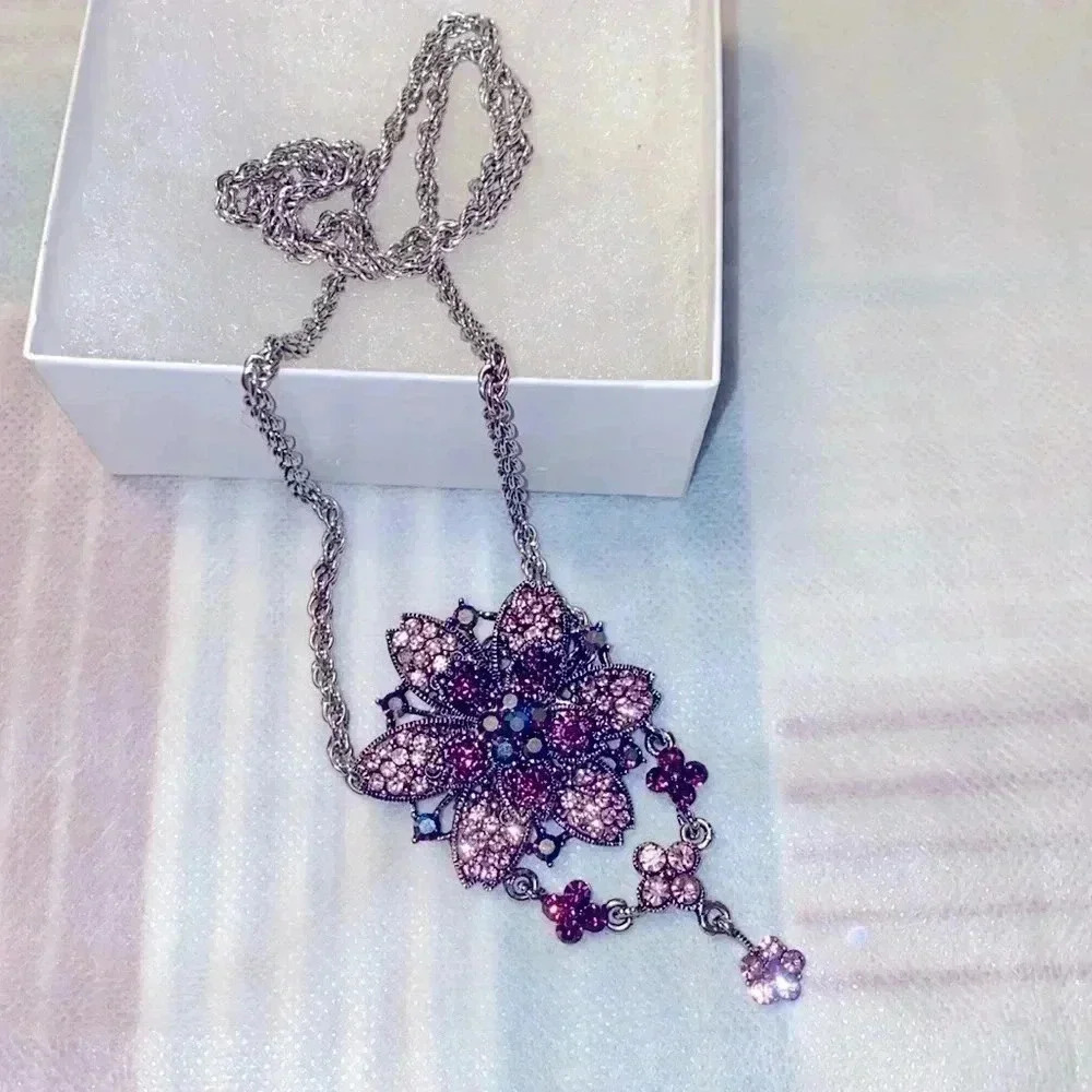 “Gothic Flowers 🌺” beautiful necklace with  a flower 🌺 pendant. Dark Gothic